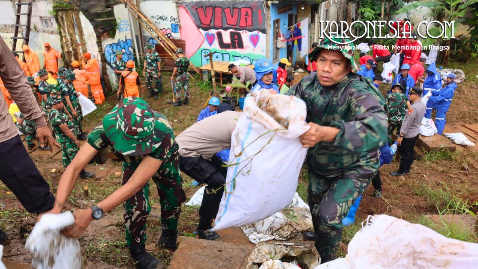 warga-gotong-royong-ciliwung.jpg
