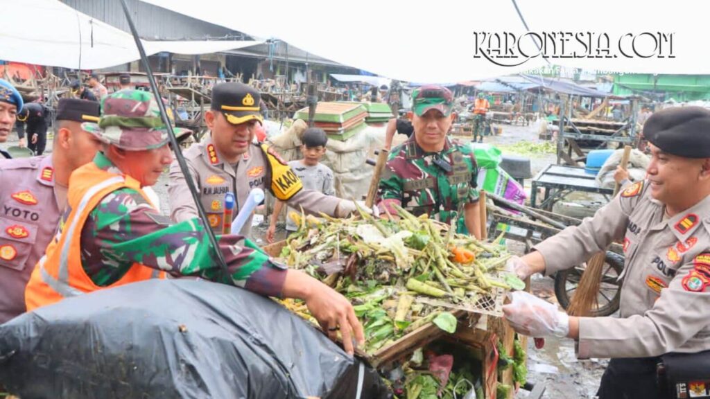 Personel TNI-Polri membersihkan Pasar Babakan