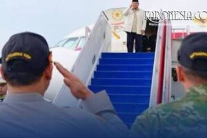 Presiden Prabowo Subianto memberi salam saat menaiki tangga pesawat di Lanud Halim Perdanakusuma sebelum bertolak ke Jawa Timur.