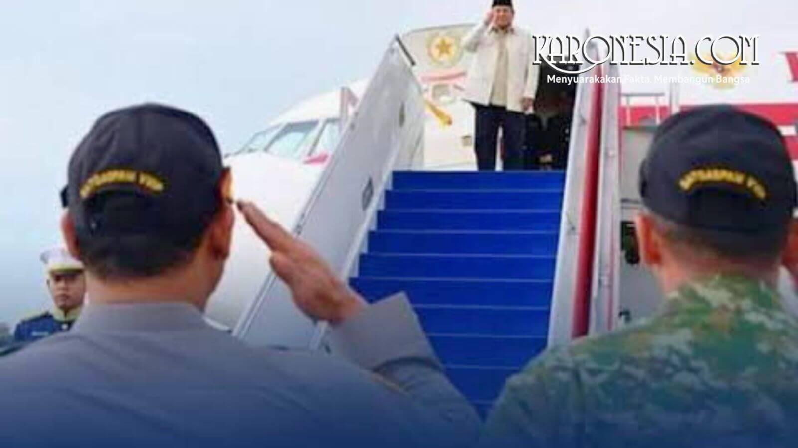 Presiden Prabowo Subianto memberi salam saat menaiki tangga pesawat di Lanud Halim Perdanakusuma sebelum bertolak ke Jawa Timur.