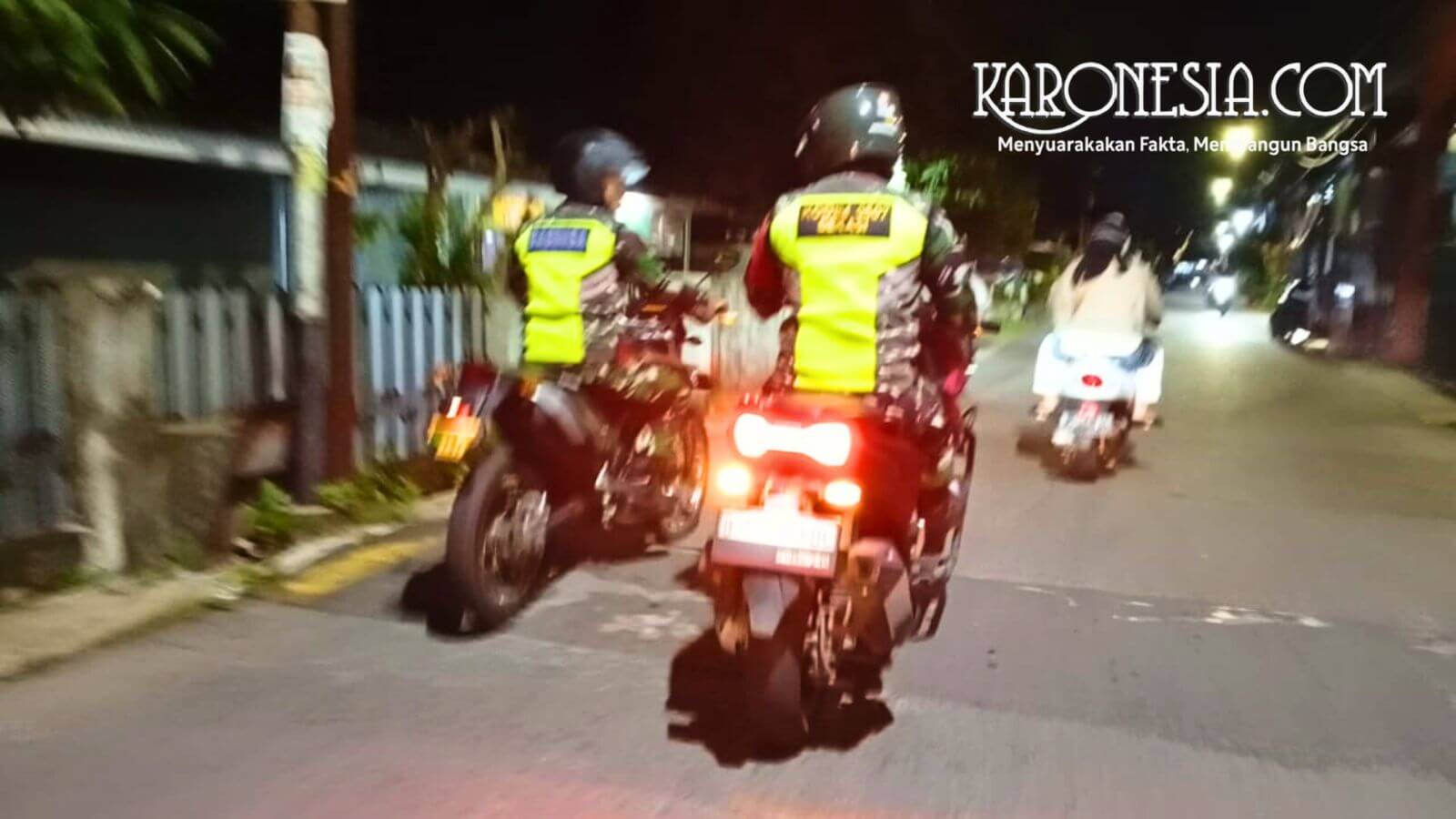 Prajurit TNI memantau wilayah permukiman saat patroli bermotor di Bekasi