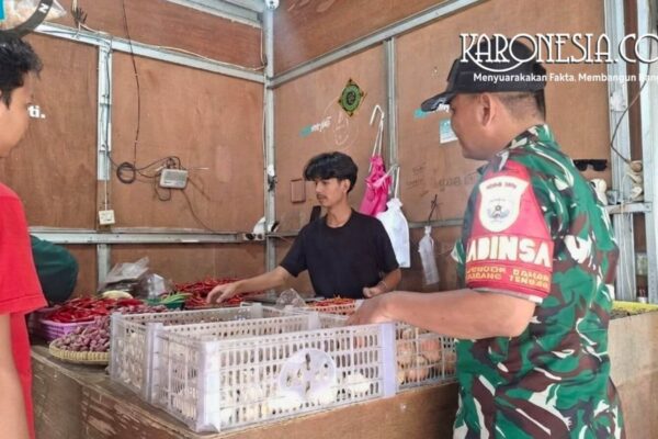 Babinsa berdialog dengan pedagang terkait distribusi sembako di pasar Tangerang