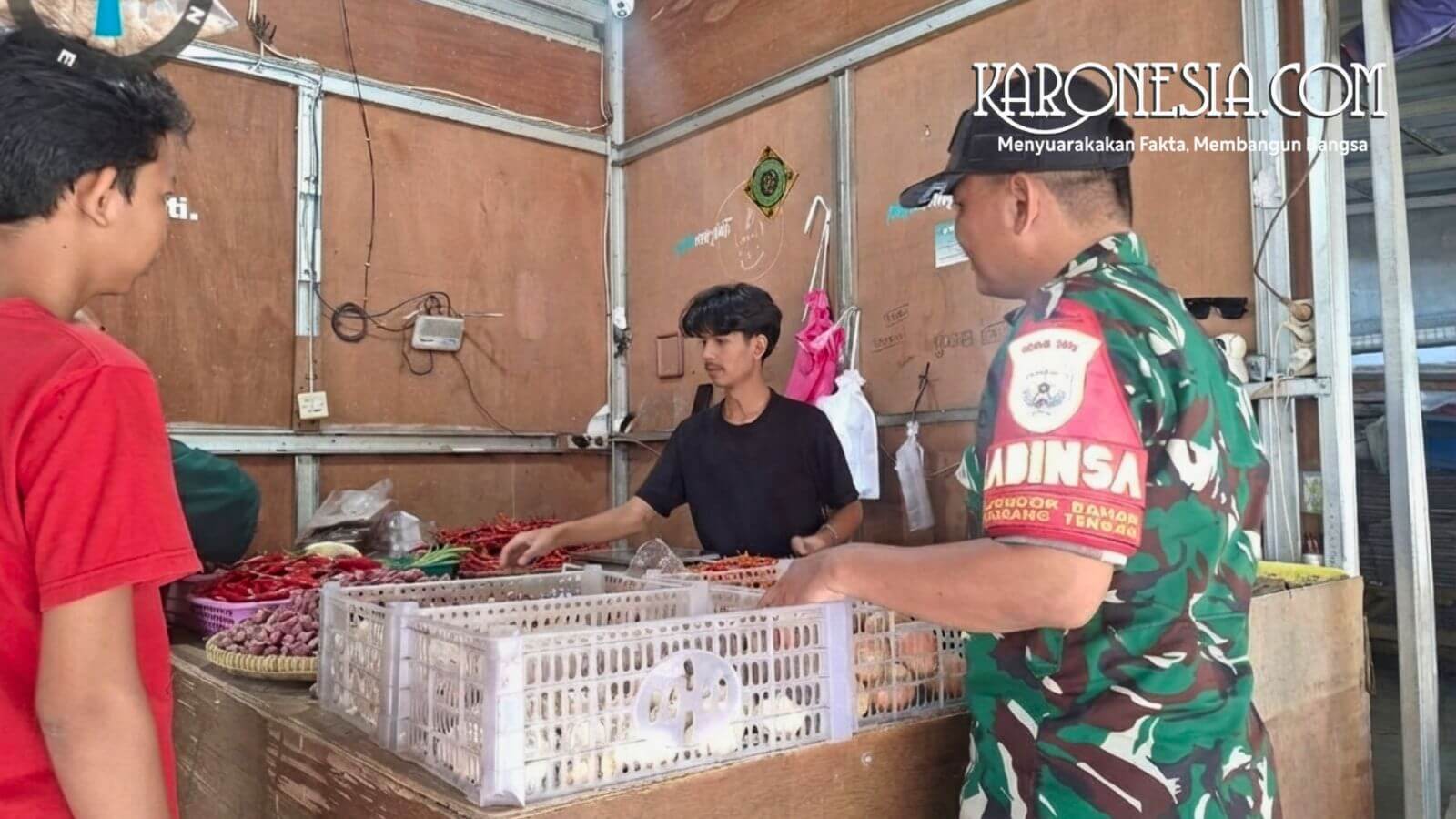 Babinsa berdialog dengan pedagang terkait distribusi sembako di pasar Tangerang