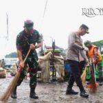 Dandim 0506/Tangerang dan Kapolres menyapu area Pasar Babakan