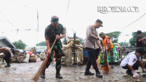 Dandim 0506/Tangerang dan Kapolres menyapu area Pasar Babakan