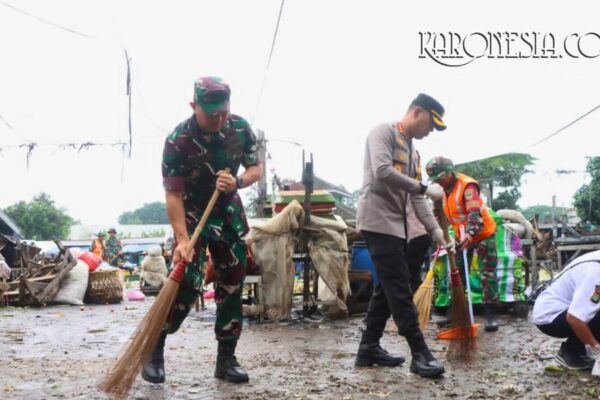 Dandim 0506/Tangerang dan Kapolres menyapu area Pasar Babakan