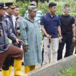 Dandim Bekasi bersama Wali Kota dan Kapolres meninjau kerja bakti pembersihan Danau Duta Harapan Bekasi Utara