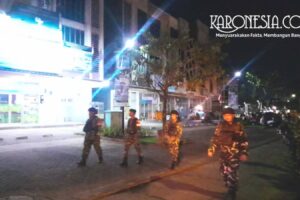 TNI saat patroli malam di jalan raya Panongan Tangerang