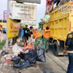 Personel Koramil 08 Pamulang bersama warga membersihkan sampah di Pamulang Barat Tangsel