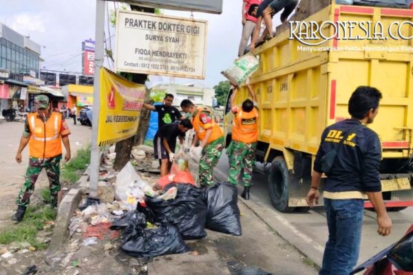 Personel Koramil 08 Pamulang bersama warga membersihkan sampah di Pamulang Barat Tangsel