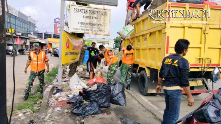 Personel Koramil 08 Pamulang bersama warga membersihkan sampah di Pamulang Barat Tangsel