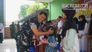 Dandim 0510 Tigaraksa memberikan santunan kepada anak yatim dalam rangka peringatan HUT ke-8 Kodim.