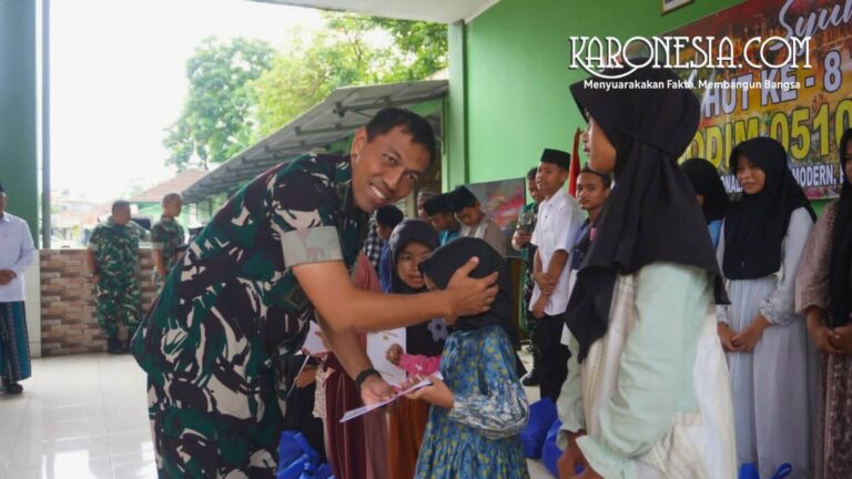 Dandim 0510 Tigaraksa memberikan santunan kepada anak yatim dalam rangka peringatan HUT ke-8 Kodim.