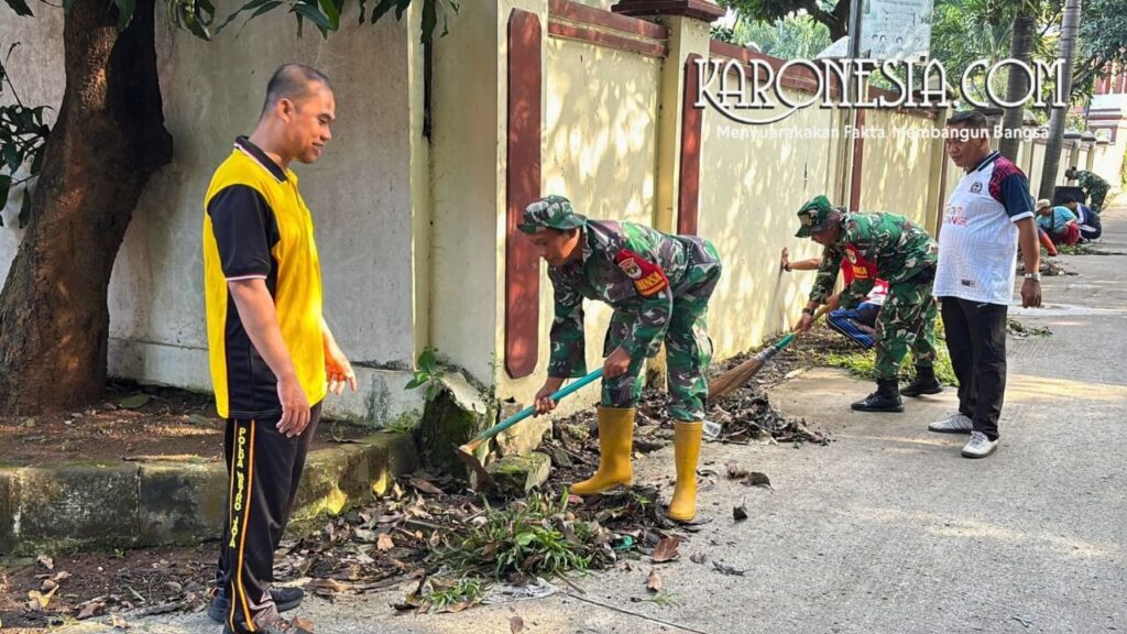 Babinsa bersih lingkungan Bekasi angkut sampah