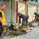 Babinsa bersih lingkungan Bekasi angkut sampah