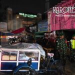 Babinsa Koramil 01 Kranji berdialog dengan warga saat patroli keamanan lingkungan di Bekasi