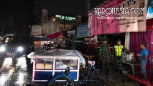 Babinsa Koramil 01 Kranji berdialog dengan warga saat patroli keamanan lingkungan di Bekasi