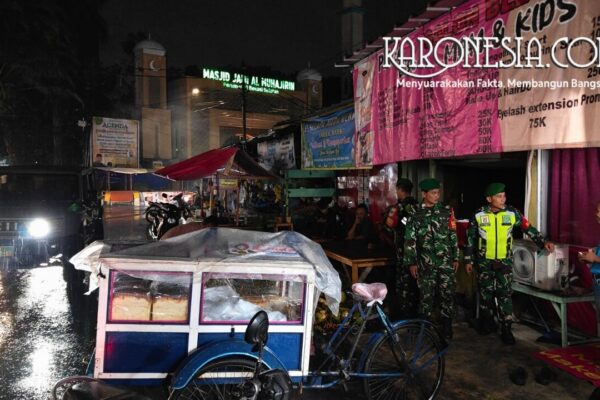 Babinsa Koramil 01 Kranji berdialog dengan warga saat patroli keamanan lingkungan di Bekasi