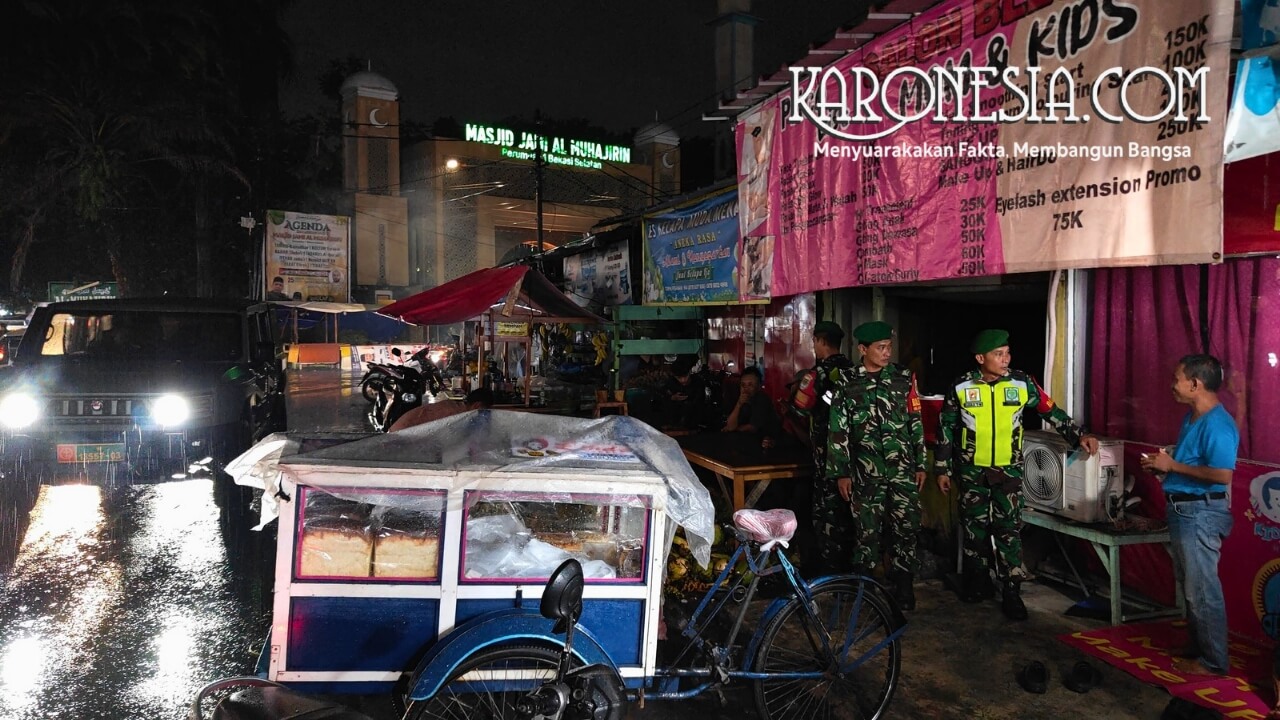 Babinsa Koramil 01 Kranji berdialog dengan warga saat patroli keamanan lingkungan di Bekasi