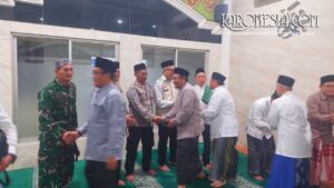 Babinsa Koramil 02/Btc sholat tarawih bersama warga di Masjid Al Munawaroh