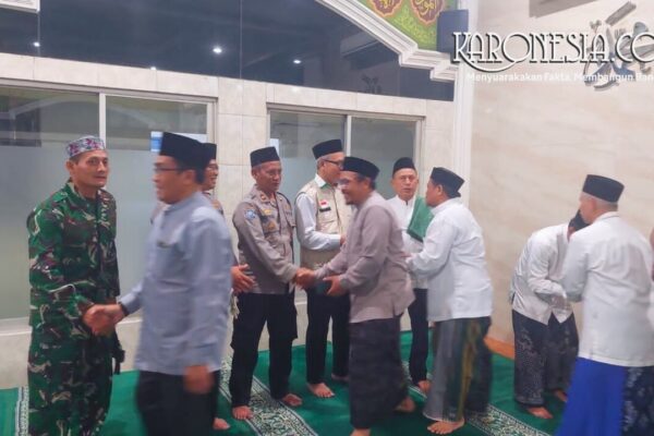 Babinsa Koramil 02/Btc sholat tarawih bersama warga di Masjid Al Munawaroh