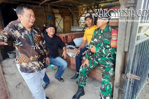 Babinsa Kronjo komsos bersama warga Desa Pagenjahan Tangerang