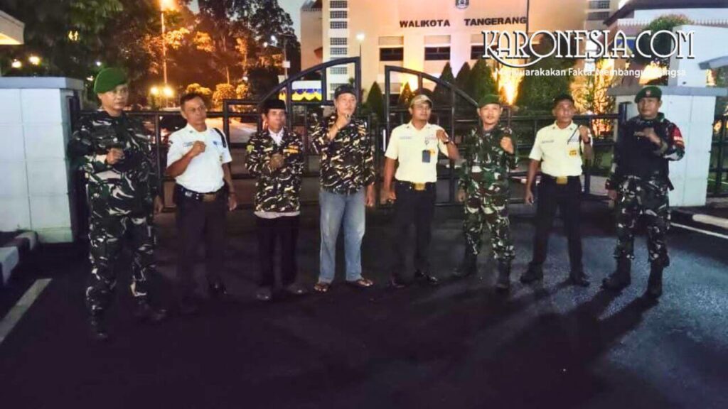 Babinsa dan Linmas berfoto bersama usai patroli malam di depan Kantor Wali Kota Tangerang