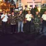 Babinsa dan Linmas berfoto bersama usai patroli malam di depan Kantor Wali Kota Tangerang