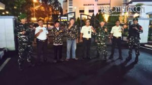 Babinsa dan Linmas berfoto bersama usai patroli malam di depan Kantor Wali Kota Tangerang