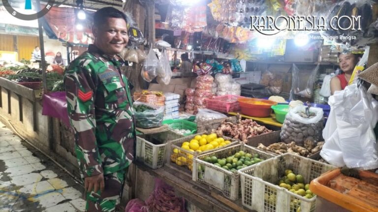 Babinsa mencatat harga sembako di pasar tradisional Tangerang