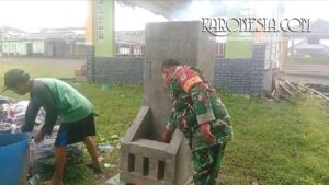 Babinsa Panongan mengawasi uji coba insinerator sampah warga di Tangerang
