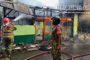 Babinsa Koramil 07 Pondok Aren membantu pemadaman kebakaran Pondok Aren