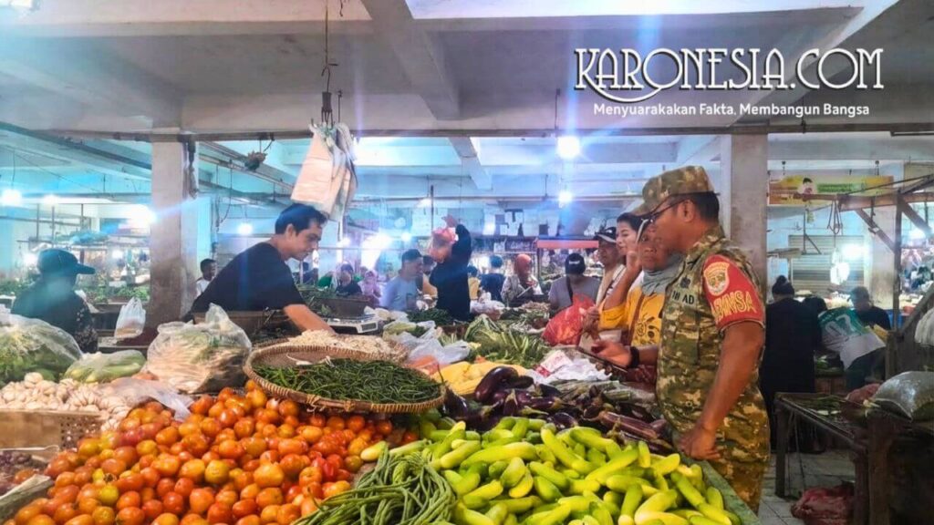 Babinsa Koramil 06/Tigaraksa memantau harga sembako di pasar tradisional