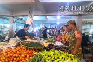 Babinsa Koramil 06/Tigaraksa memantau harga sembako di pasar tradisional