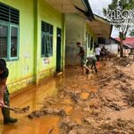 Personel TNI membersihkan lumpur sisa banjir susulan di SDN 158506 Tukka, Tapanuli Tengah, Minggu (22/2/2026).