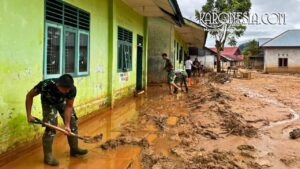 Personel TNI membersihkan lumpur sisa banjir susulan di SDN 158506 Tukka, Tapanuli Tengah, Minggu (22/2/2026).