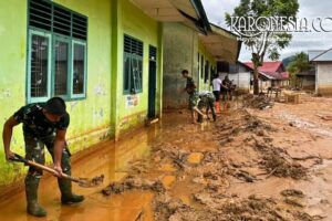 Personel TNI membersihkan lumpur sisa banjir susulan di SDN 158506 Tukka, Tapanuli Tengah, Minggu (22/2/2026).