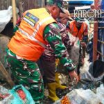 TNI dan warga membersihkan sampah di Pasar Rengas Ciputat Timur