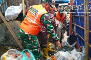 TNI dan warga membersihkan sampah di Pasar Rengas Ciputat Timur