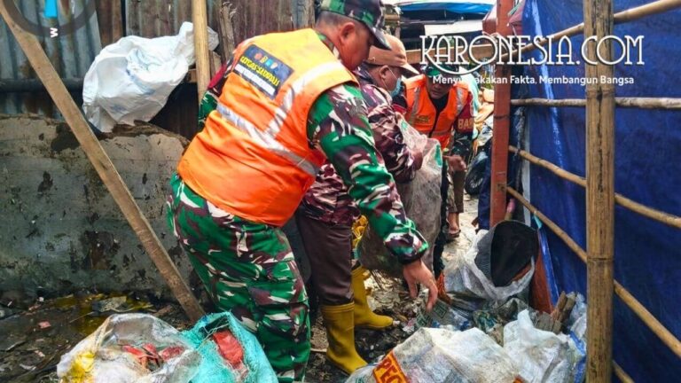 TNI dan warga membersihkan sampah di Pasar Rengas Ciputat Timur