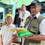 Petugas BULOG mengecek harga beras di pasar tradisional menjelang Ramadhan