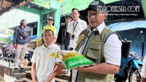 Petugas BULOG mengecek harga beras di pasar tradisional menjelang Ramadhan