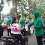 Ibu Persit KCK Kodim 0510 Tigaraksa membagikan takjil kepada pengendara di depan Makodim