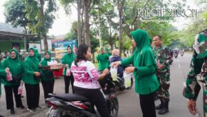Ibu Persit KCK Kodim 0510 Tigaraksa membagikan takjil kepada pengendara di depan Makodim
