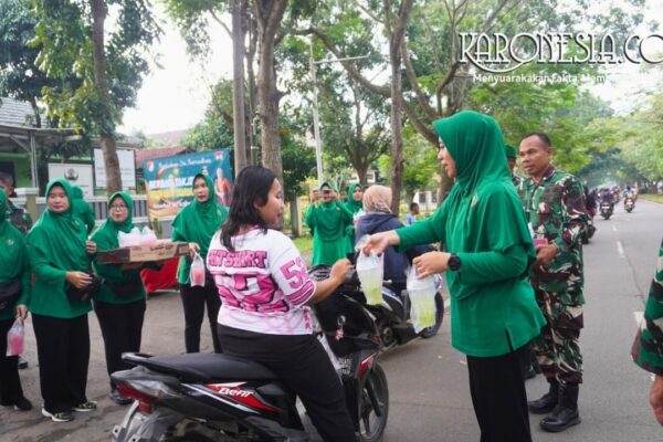 Ibu Persit KCK Kodim 0510 Tigaraksa membagikan takjil kepada pengendara di depan Makodim