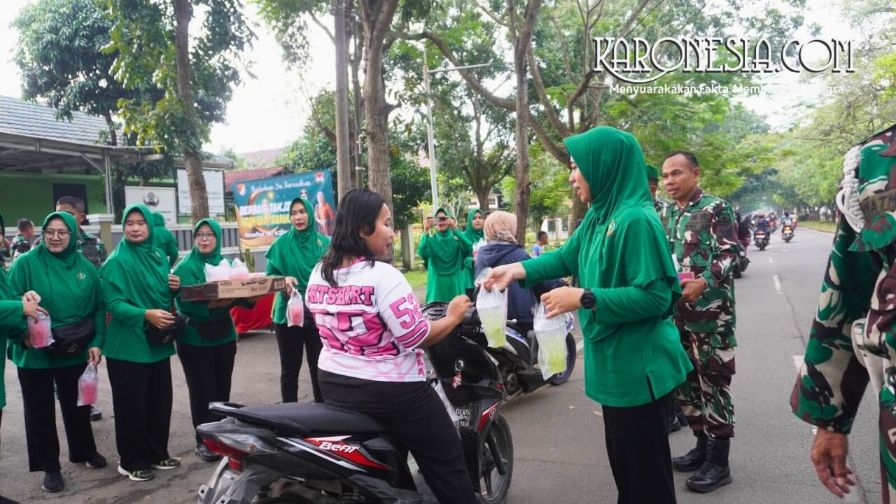 Ibu Persit KCK Kodim 0510 Tigaraksa membagikan takjil kepada pengendara di depan Makodim