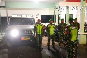 Danramil 01 Kranji Mayor Inf Taufik Ismail berikan arahan sebelum melaksanakan patroli wilayah bersama Babinsa di Bekasi