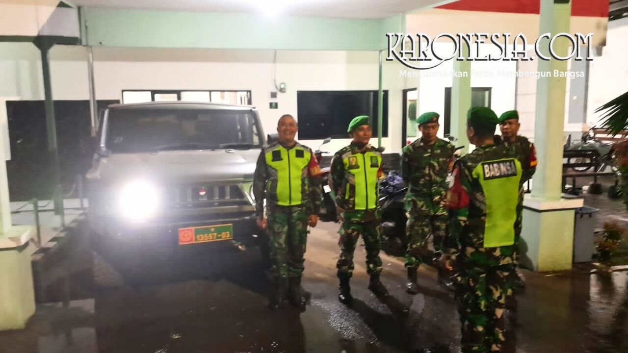 Danramil 01 Kranji Mayor Inf Taufik Ismail berikan arahan sebelum melaksanakan patroli wilayah bersama Babinsa di Bekasi