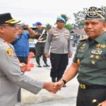 Komandan Korem 031/Wira Bima Dr. Agustatius Sitepu disambut Kapolres Kampar saat kunjungan kerja