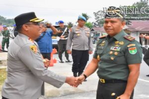 Komandan Korem 031/Wira Bima Dr. Agustatius Sitepu disambut Kapolres Kampar saat kunjungan kerja